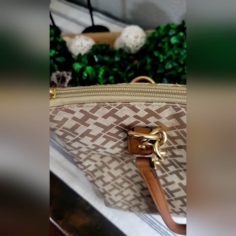 Tommy Hilfiger Large Logo Purse Beige Gold Accents Tote Handbag. - Picture 2 of 10